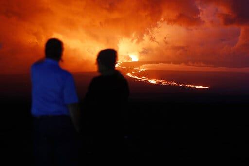 La erupción de volcán Mauna Loa atrae espectadores a Hawai