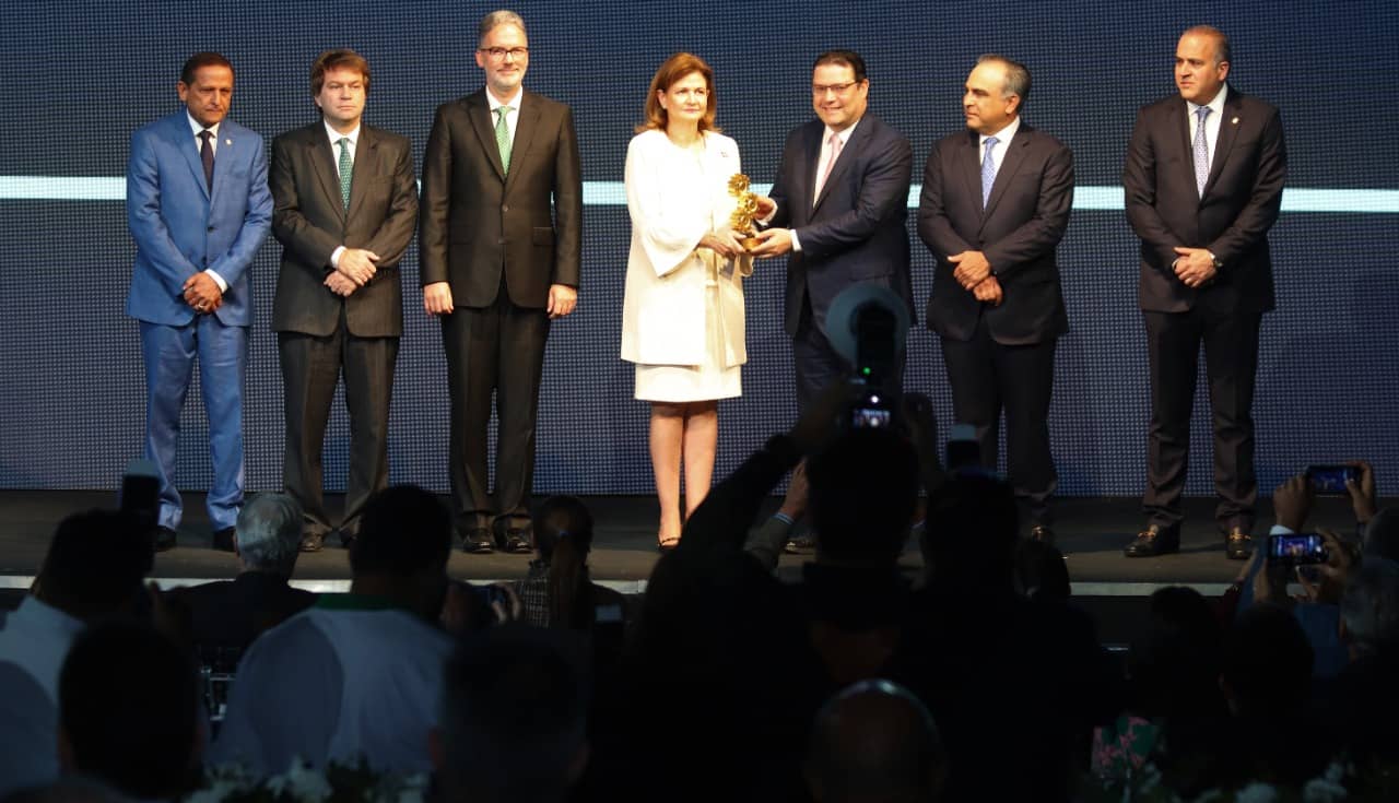 Galardón de Apoyo Labor Institucional al Sector Industrial a la Dirección General de Aduanas. Su titular, Eduardo Sanz Lovatón (Yayo), recibió el galardón.