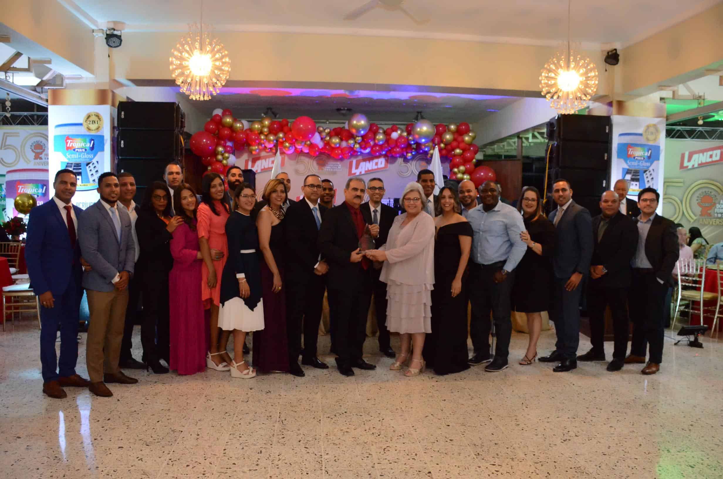 La ingeniera Cándida Mejía, presidenta de Lanco, recibió el Premio de Asodefe en compañía de todo el equipo que la acompaña en la empresa del Grupo Corripio.