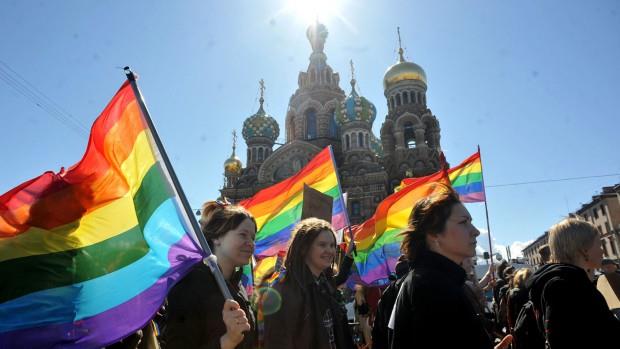 El Senado ruso aprueba la prohibición de la propaganda LGBTQ+