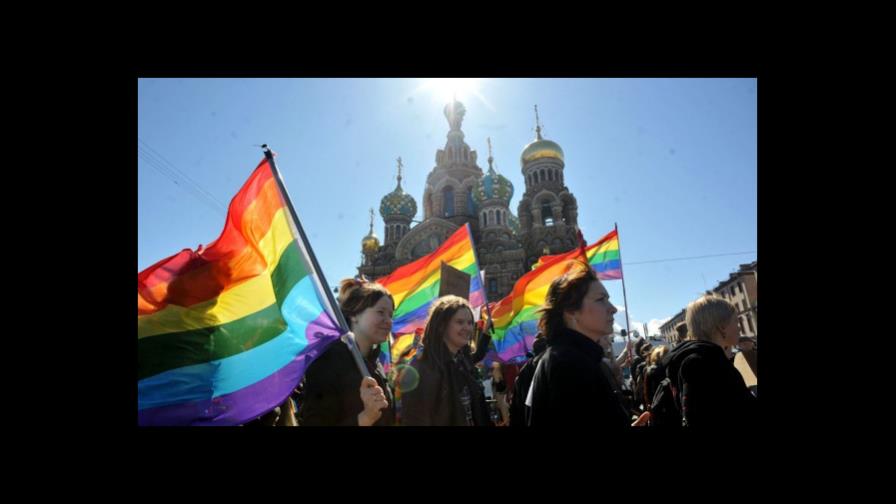El Senado ruso aprueba la prohibición de la propaganda LGBTQ+