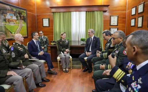 Jefa del Comando Sur de EEUU y Abinader se reúnen en graduación de cadetes del Ejército Jefa del Comando Sur de EEUU y Abinader se reúnen en graduación de cadetes del Ejército