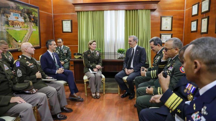 Jefa del Comando Sur de EEUU y Abinader se reúnen en graduación de cadetes del Ejército