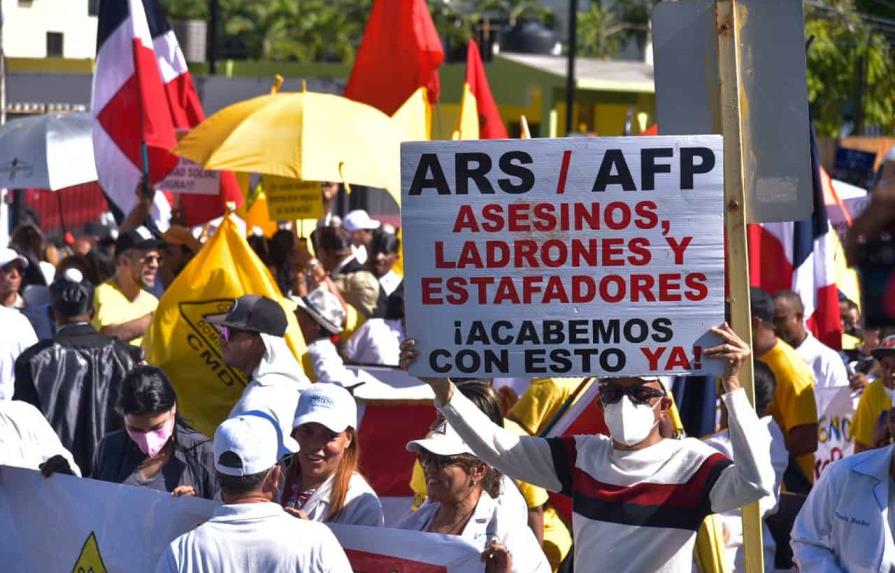 Médicos marchan hasta el Congreso Nacional en contra de las ARS y AFP