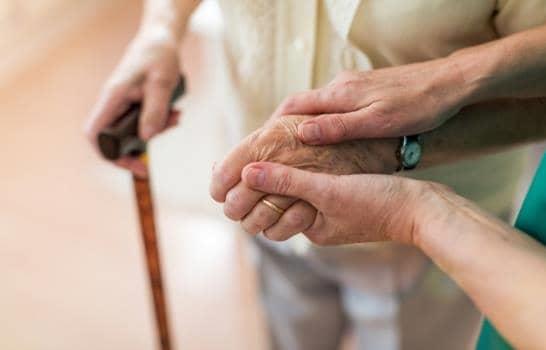 ¿Deben los envejecientes someterse a cirugías mayores? Estudio ofrece guías