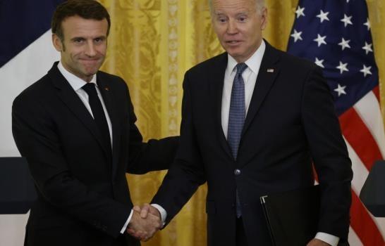 Biden admite fallas y se compromete a cambiar ley climática tras petición de Macron