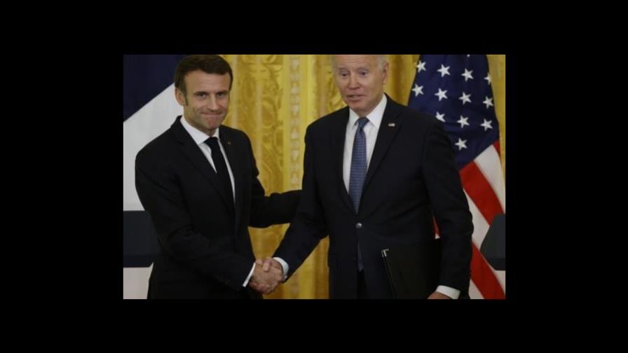 Biden admite fallas y se compromete a cambiar ley climática tras petición de Macron
