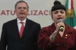Mon Laferte recibe carta de naturalización en México y entona himno nacional