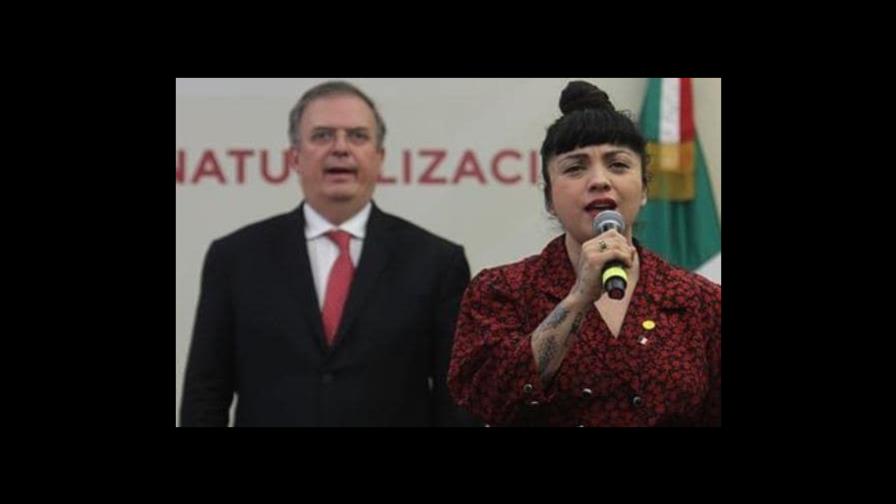 Mon Laferte recibe carta de naturalización en México y entona himno nacional