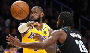 LeBron: Prensa dispar entre Kyrie Irving y Jerry Jones