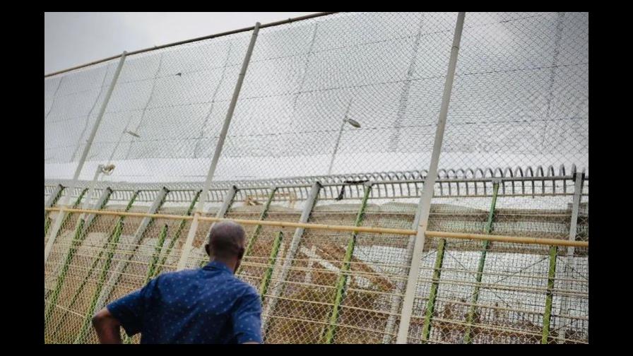 Un inmigrante entra a España en parapente para superar la valla con Marruecos