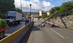 Caen tres postes del tendido eléctrico en Puerto Plata por impacto de un camión