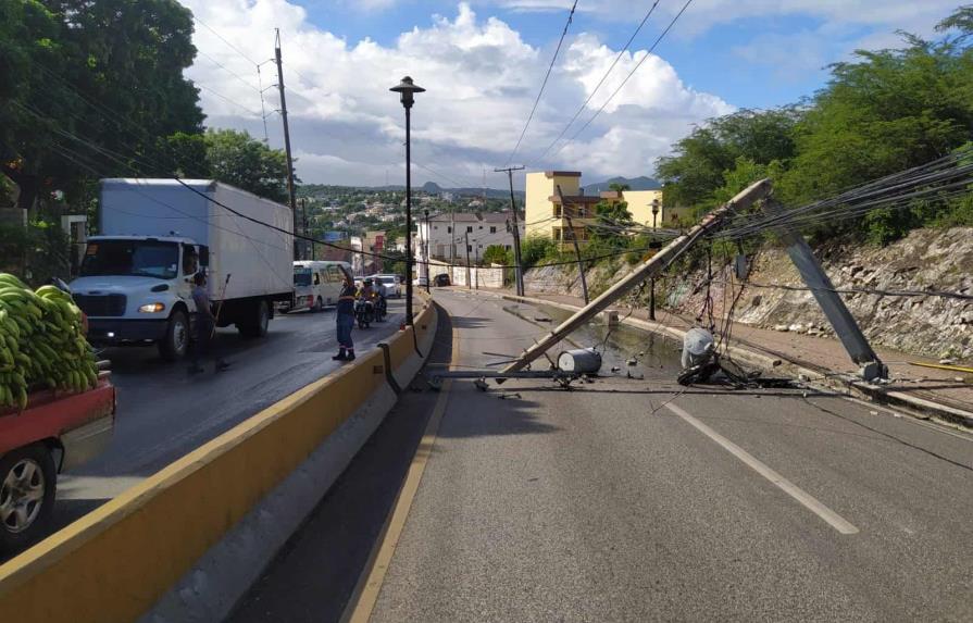 Caen tres postes del tendido eléctrico en Puerto Plata por impacto de un camión
