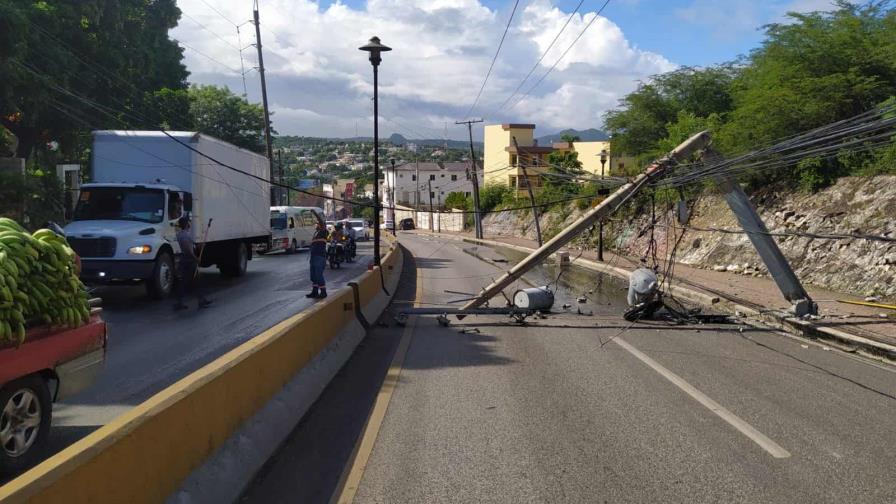 Caen tres postes del tendido eléctrico en Puerto Plata por impacto de un camión