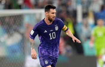 Como Maradona hace 30 años, Messi lleva peso ante Australia