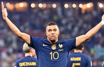 Mbappé mete a Francia en octavos del Mundial-2022 y Messi revive a Argentina