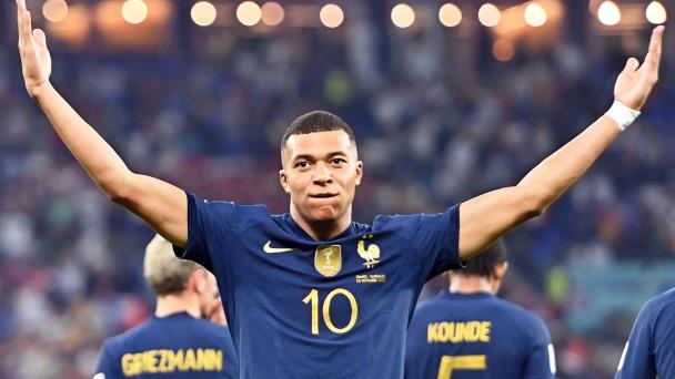 Mbappé mete a Francia en octavos del Mundial-2022 y Messi revive a Argentina