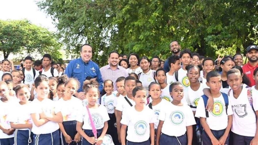 Cientos de estudiantes desfilan en inauguración Festival Recreativo “Navidad Escolar 2022” organizado por INEFI