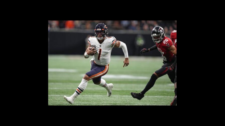 Quarterback Fields podría jugar el domingo con los Bears