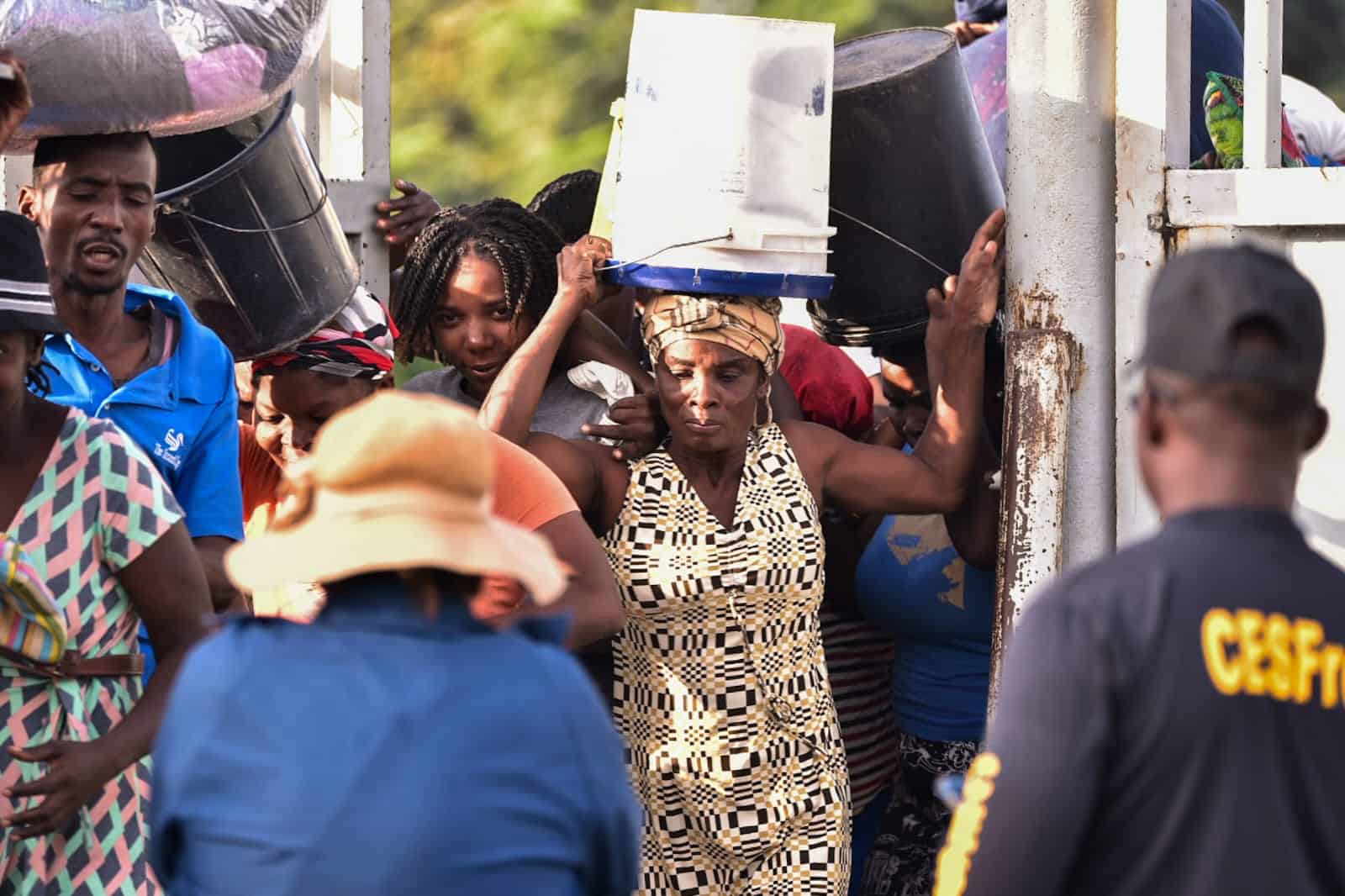 Hombres y mujeres ingresan a República Dominicana a comprar mercancía.<br>