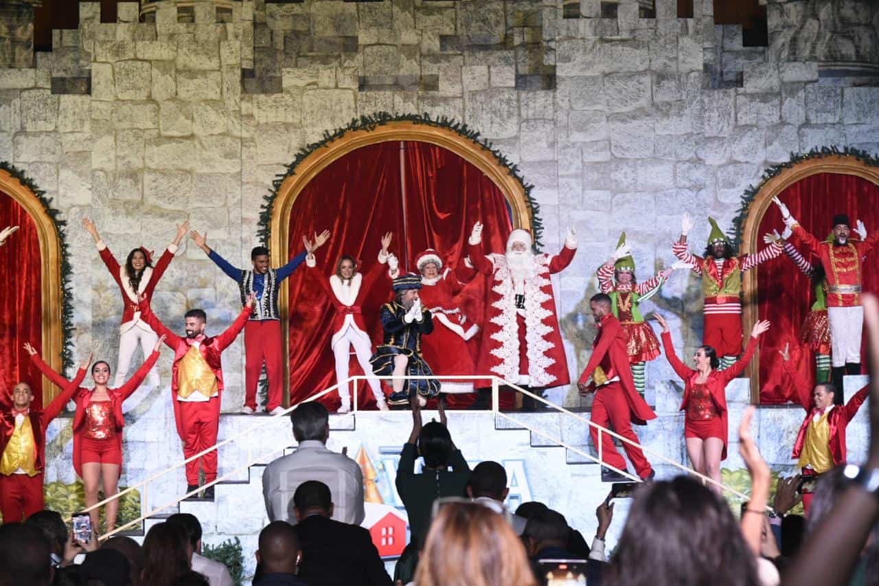 Parte del musical en el parque Villa Navidad.