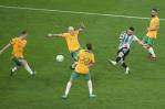 Argentina sufre pero gana a Australia y se cita con Países Bajos en Mundial