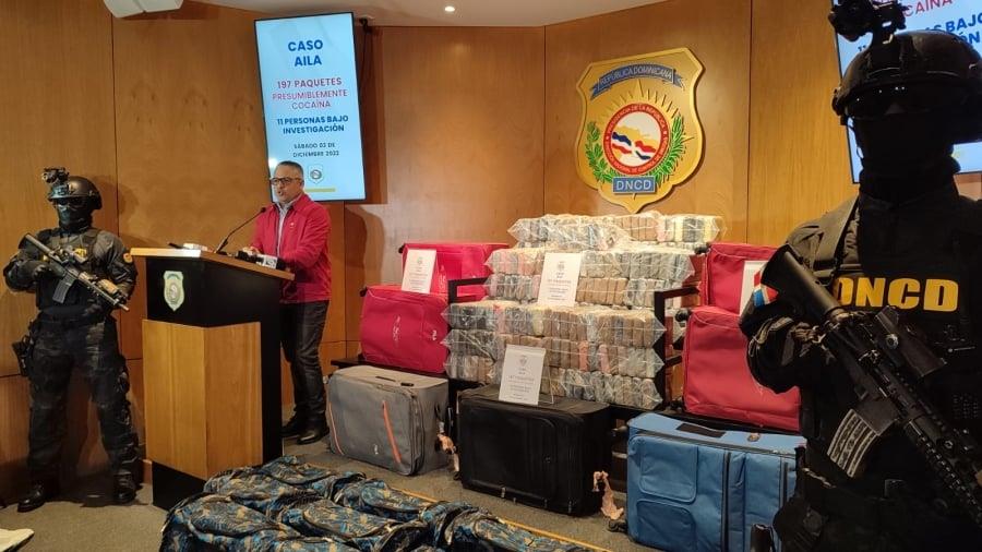 Incautan 197 paquetes de cocaína dentro de avión comercial en el AILA; investigan 11 personas