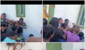 Video | Multitud golpea a dos rasos de la Policía Nacional en Higüey