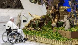 El papa: El belén recuerda una Navidad distinta a la consumista y comercial