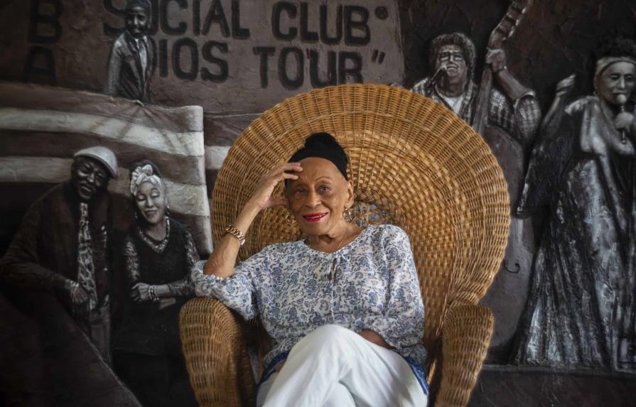 Los 92 años de edad no detienen a Omara Portuondo, sigue de gira
