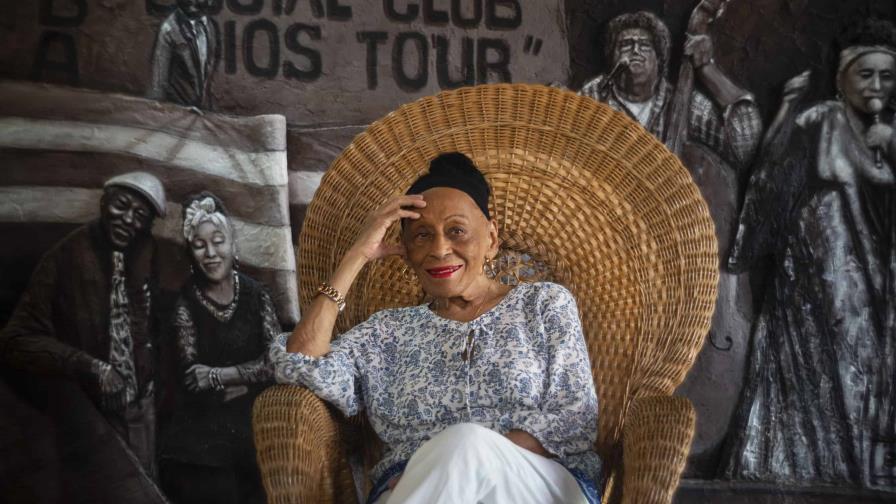 Los 92 años de edad no detienen a Omara Portuondo, sigue de gira