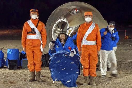 Astronautas chinos regresan a Tierra tras seis meses en estación