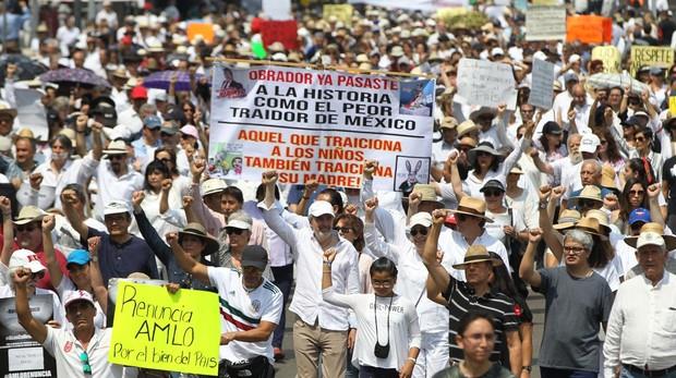 Cientos marchan en norte de México para exigir renuncia de López Obrador