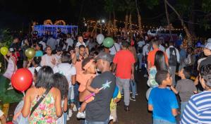 Cientos acuden en familia al parque tem&aacute;tico Villa Navidad