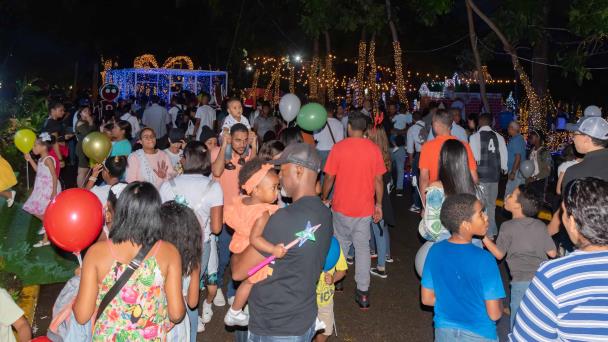 Cientos acuden en familia al parque temático Villa Navidad