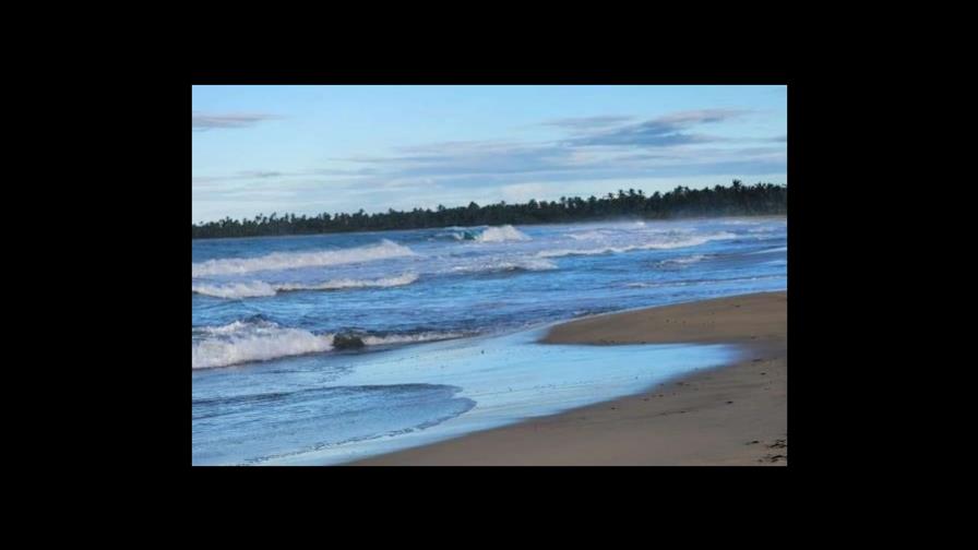 Muere colombiano al intentar salvar a su hija en playa de Miches