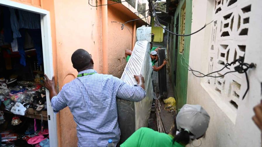 SeNaSa entrega colchones a familias damnificadas por inundaciones en el DN