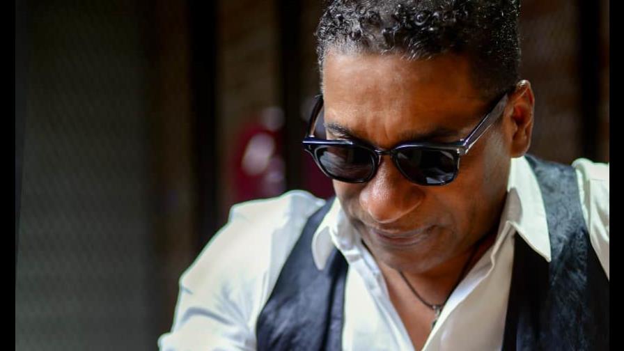 Félix D’Oleo debuta en el merengue con “Ven a mi casa esta Navidad”