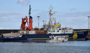 Dos barcos humanitarios salvan a 103 personas entre amenazas de Guardia libia