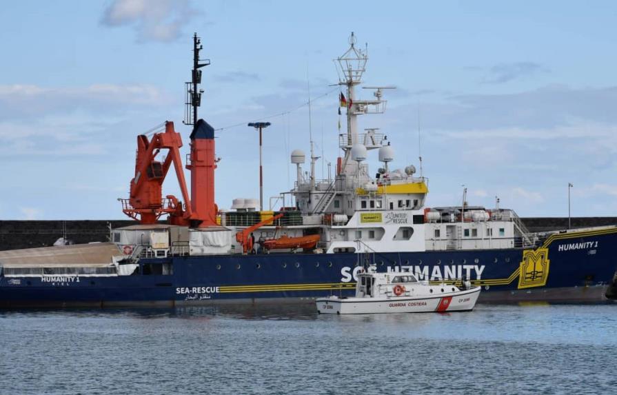 Dos barcos humanitarios salvan a 103 personas entre amenazas de Guardia libia