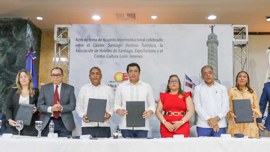 Ministro de Turismo firma acuerdo con Clúster Turístico de Santiago