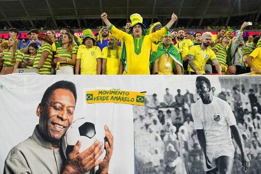 Pelé mira partido de Brasil desde el hospital