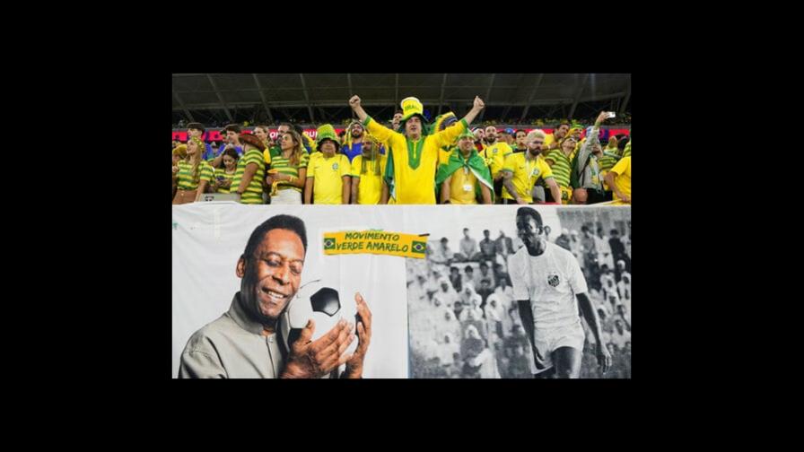 Pelé mira partido de Brasil desde el hospital Pelé mira partido de Brasil desde el hospital