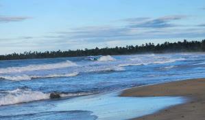 Ciudadanos denuncian limitaciones para acceder a playa Esmeralda en Miches