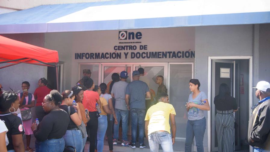 Personal del X Censo reclama pago en la Oficina Nacional de Estadísticas