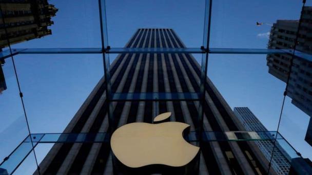 Apple retrasa el lanzamiento de su vehículo eléctrico a 2026, según medios
