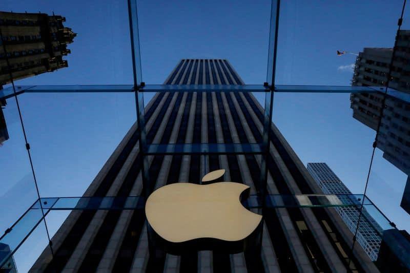 Apple retrasa el lanzamiento de su vehículo eléctrico a 2026, según medios
