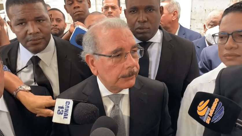 Danilo Medina asiste a dar pésame a familiares de Amable Aristy