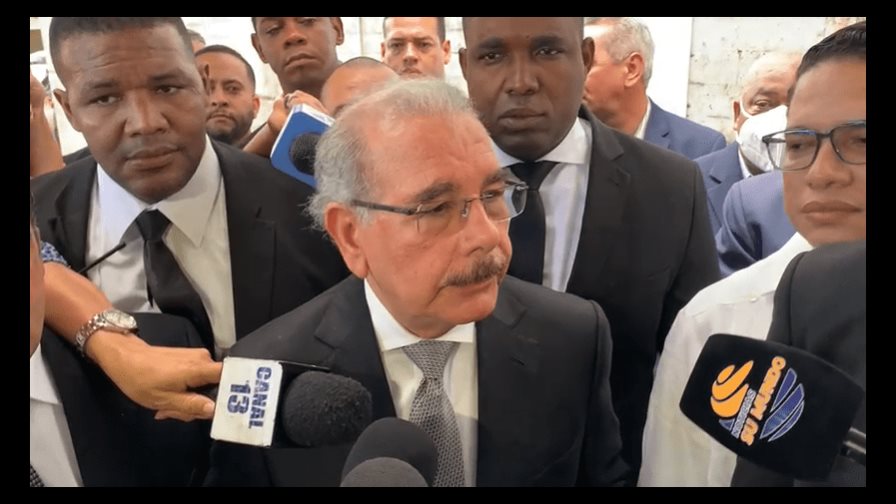 Danilo Medina asiste a dar pésame a familiares de Amable Aristy