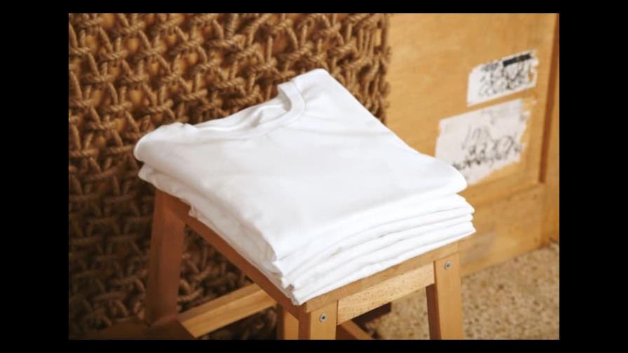 Así se doblan las camisetas al estilo Marie Kondo Así se doblan las camisetas al estilo Marie Kondo